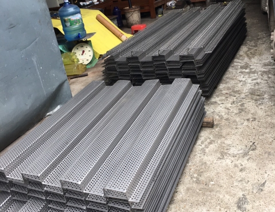 Tôn đột lỗ gia công chấn vách